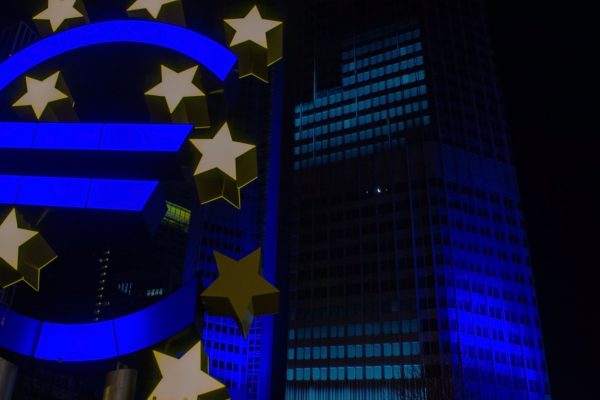 BCE, tassi fermi ma nuove misure a dicembre. USA, PIL terzo trimestre a +7.4% q/q