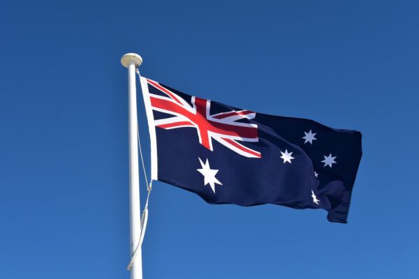 Australia: banca centrale alza tassi oltre le attese