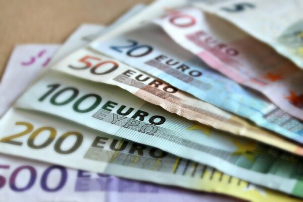 Eurozona, tassi fermi ma segnali forti di taglio a giugno